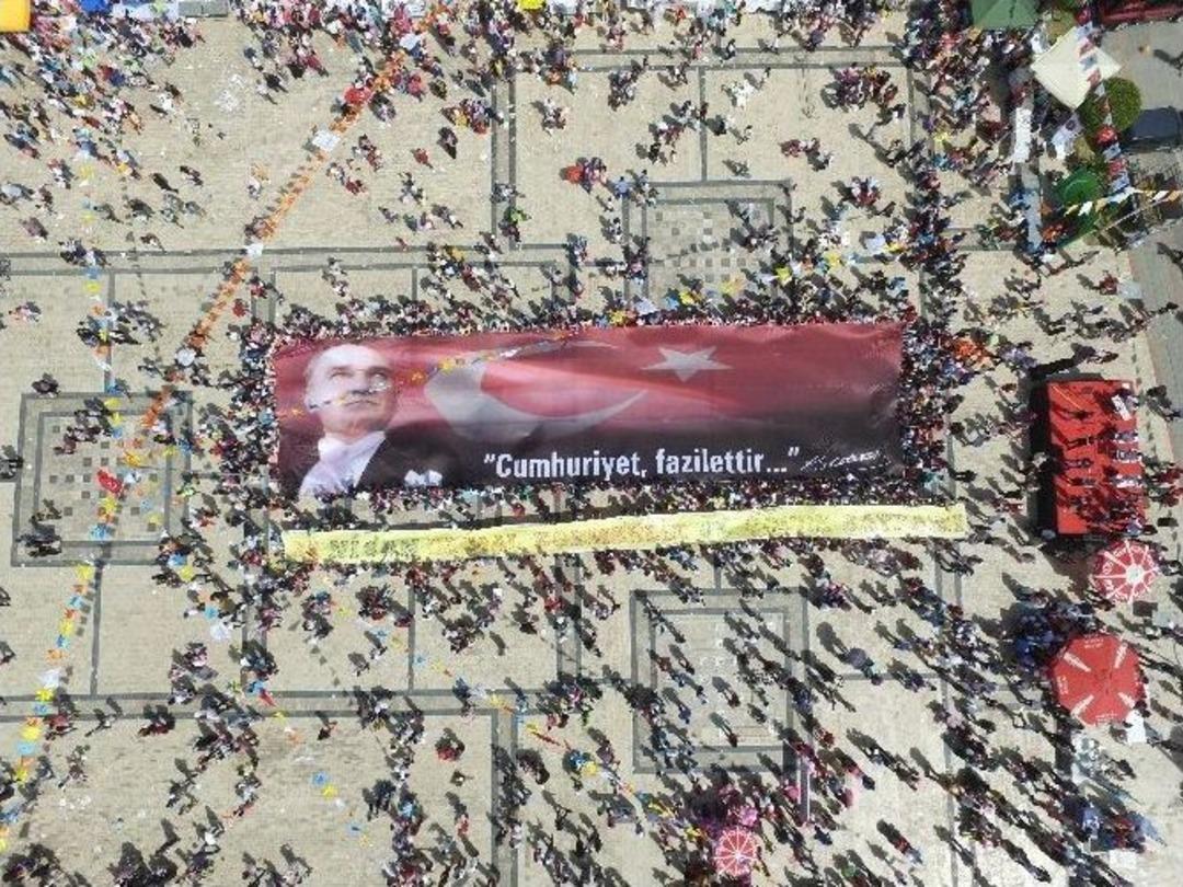 Fethiye&rsquo;deki Şenlikte Dev Bayrak A&ccedil;ıldı