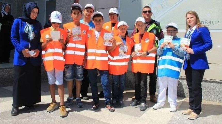 Minikler Sağlıklı Besinler İ&ccedil;in Broş&uuml;r Dağıttı