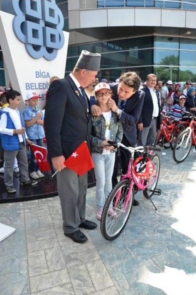 Taraftar Derneklerinden Şehit Ve Gazi Ailelerine Bisiklet Hediye Edildi