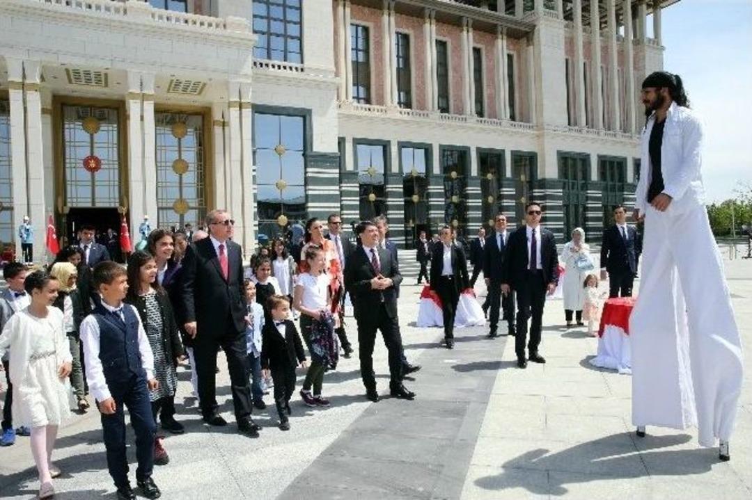 Cumhurbaşkanı Erdoğan, K&uuml;&ccedil;&uuml;k Konuklarına K&uuml;lliye&rsquo;yi Gezdirerek Birlikte Yemek Yedi