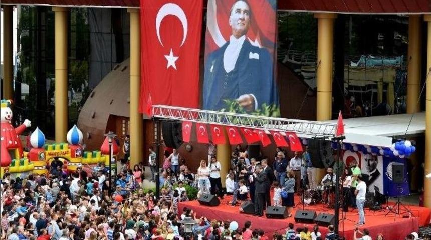 Seyhan Belediyesi&rsquo;nin 23 Nisan Etkinliğine Binlerce &Ccedil;ocuk Katıldı