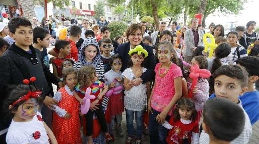 Konak&rsquo;taki Tarihi Semtte 23 Nisan Coşkusu