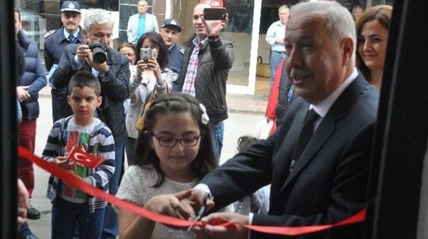 &Uuml;&ccedil;&uuml;nc&uuml; Sınıf &Ouml;ğrencisi 24 Eserden Oluşan Resim Sergisi A&ccedil;tı