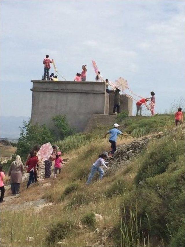 Foça’da Miniklerin Uçurtma Keyfi