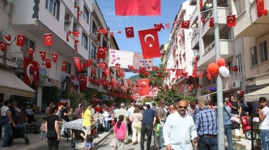 Marmaris&rsquo;te 23 Nisan Kutlamalarının Adresi 105. Sokak Oldu