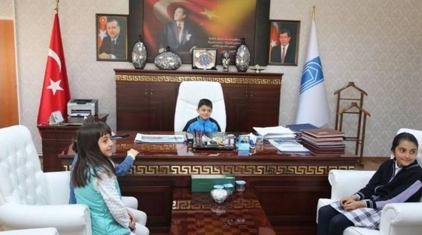 Başkan &Ouml;zg&ouml;k&ccedil;e, 23 Nisan&rsquo;da Koltuğunu Miniklere Devretti