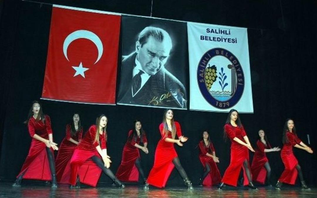 Salihli&rsquo;de 23 Nisan&rsquo;a &Ouml;zel G&ouml;steri