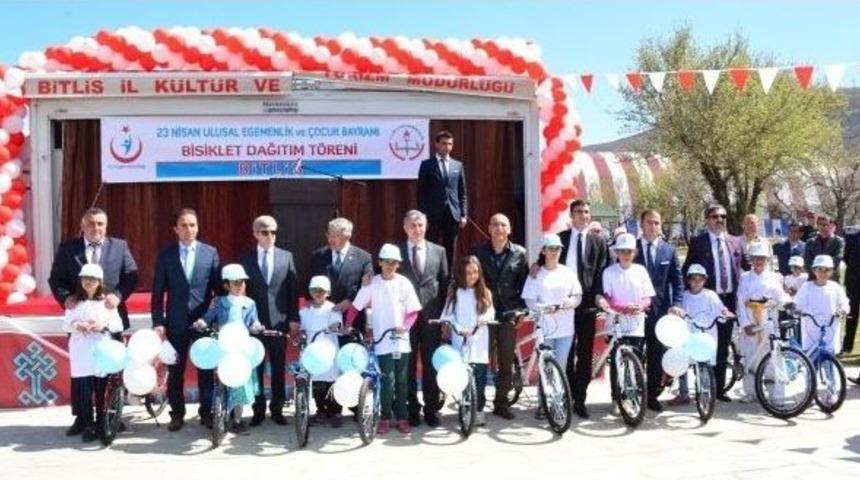 Tatvan&rsquo;da Başarılı &Ouml;ğrenciler Bisikletle &Ouml;d&uuml;llendirildi