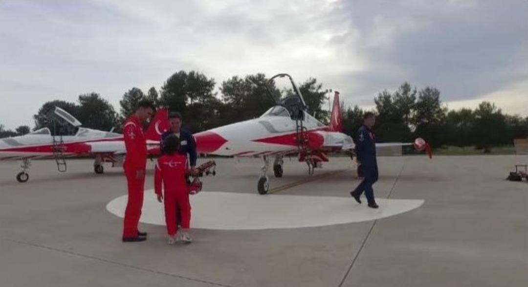 T&uuml;rk Yıldızlarının Kokpitine &Ccedil;ocuklar Oturdu