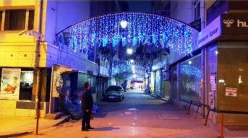İzmit&rsquo;te Cadde Ve Sokaklar Işıl Işıl