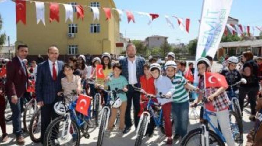 İzmit&rsquo;te Bisiklet Dağıtımları Devam Ediyor