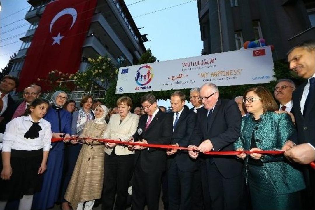 Başbakan Davutoğlu, Merkel&rsquo;le Birlikte Gaziantep Aile Ve &Ccedil;ocuk Merkezinin A&ccedil;ılışını Ger&ccedil;ekleştirdi