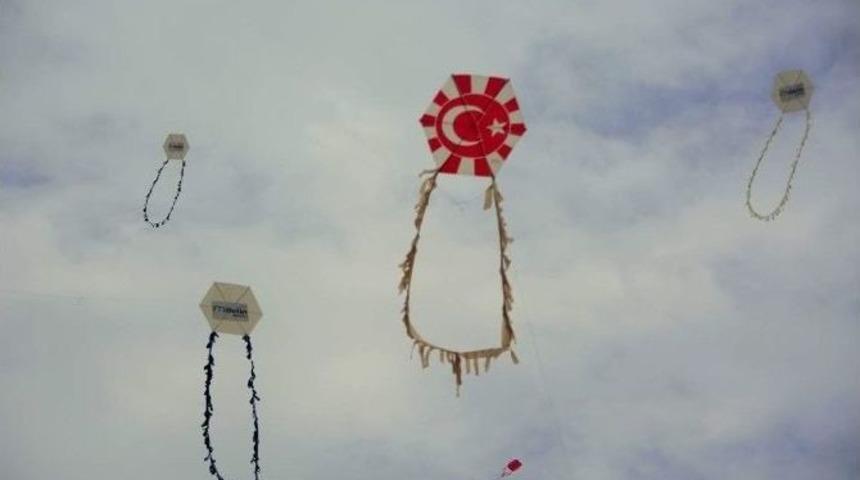 Aliağa’da Uçurtmalar Çocukların Ellerinde Havalandı