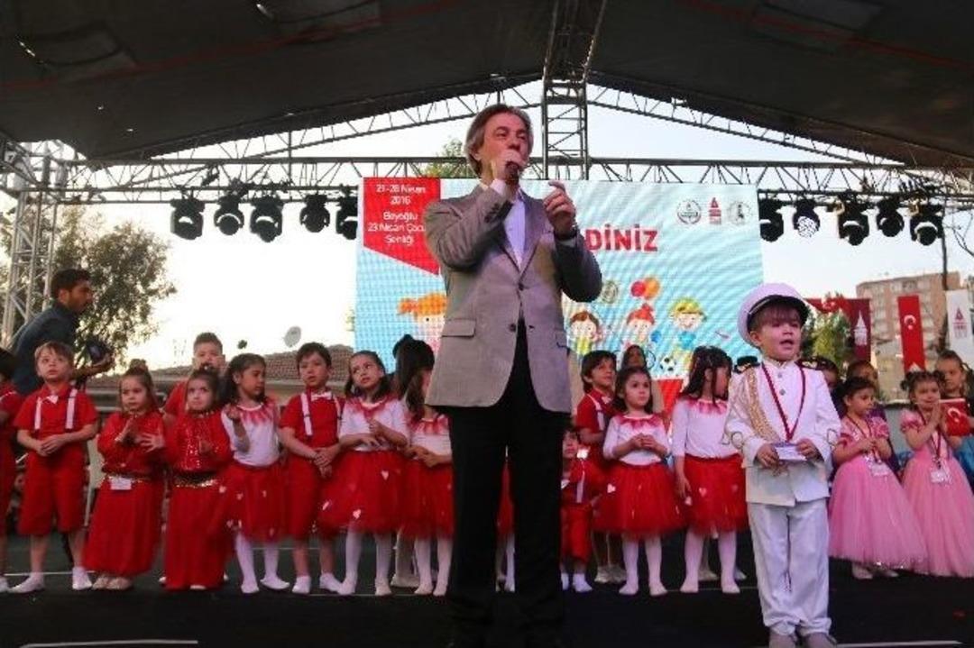 Beyoğlu&rsquo;nda G&uuml;n Boyu 23 Nisan Coşkusu