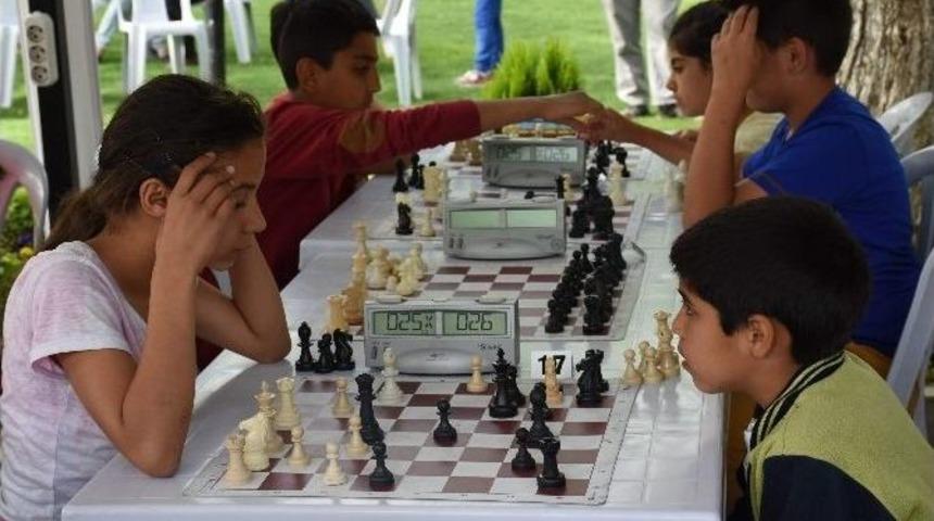 İncirliova&rsquo;da Satran&ccedil; Turnuvası D&uuml;zenlendi