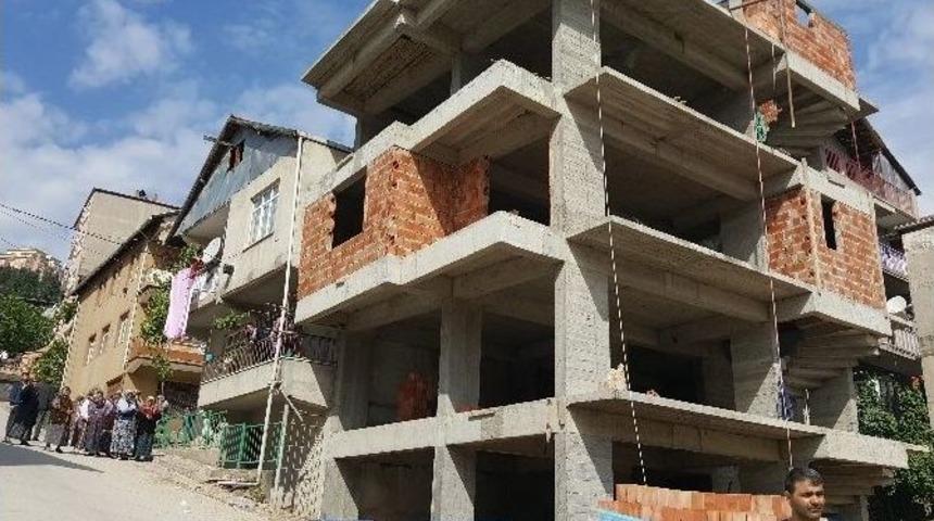 İnşaatın D&ouml;rd&uuml;nc&uuml; Katından D&uuml;şen İş&ccedil;i Ağır Yaralandı