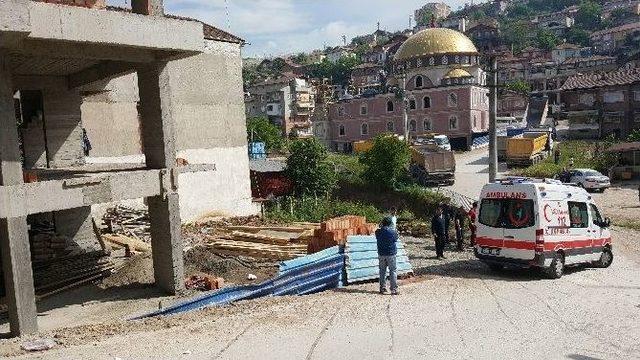 İnşaatın Dördüncü Katından Düşen İşçi Ağır Yaralandı