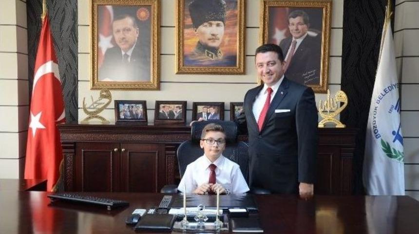 &Ccedil;ocuk Başkan &Ouml;zcen G&ouml;rev Başında