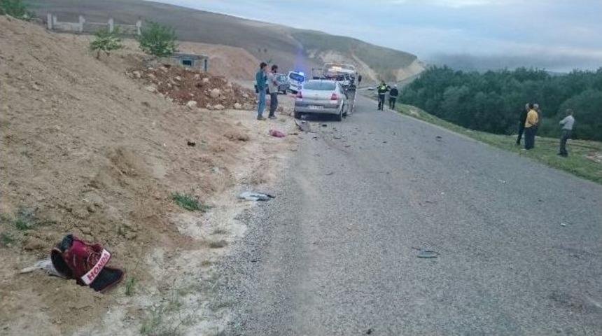 Motosiklet İle Otomobil &Ccedil;arpıştı: 1 &Ouml;l&uuml;