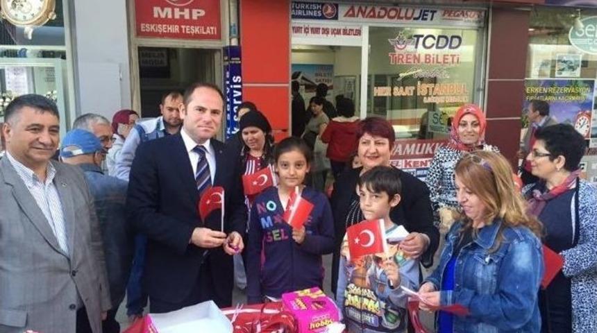 Eskişehir Mhp&rsquo;den &Ccedil;ocuklara T&uuml;rk Bayrağı