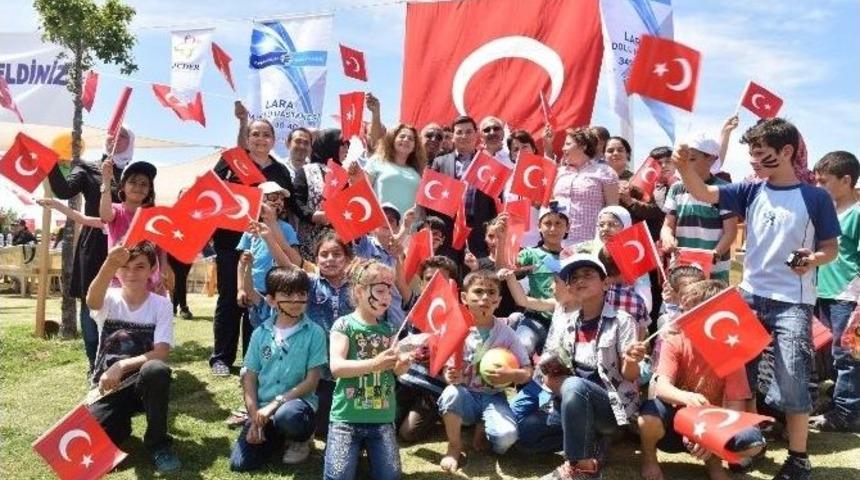 T&uuml;t&uuml;nc&uuml; 23 Nisan&rsquo;ı &Ccedil;ocuklarla Birlikte Kutladı