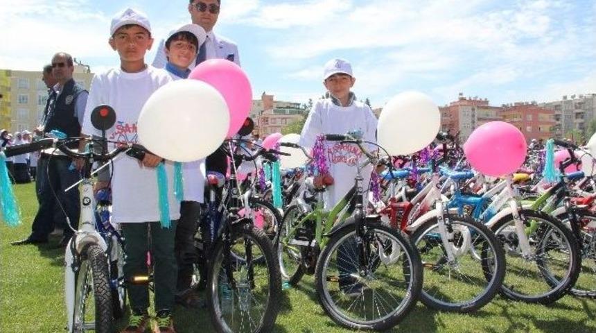 Batman&rsquo;da Başarılı &Ouml;ğrencilere Bisiklet Dağıtıldı