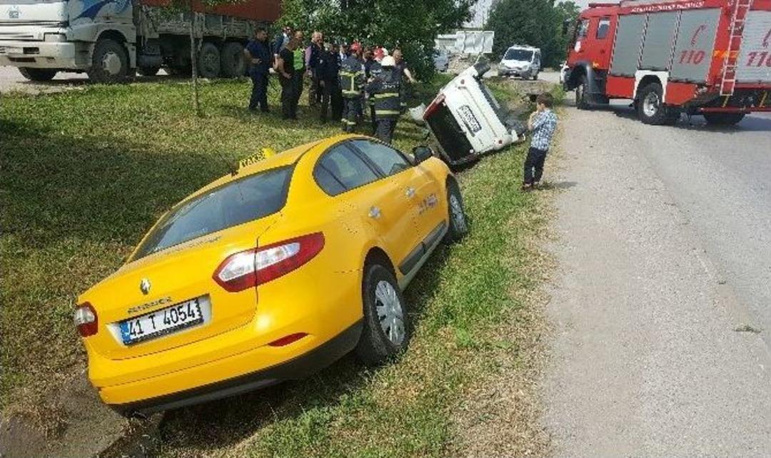 Sağ Şeride Kontrols&uuml;z Ge&ccedil;meye &Ccedil;alışınca Kaza Yaptı: 3 Yaralı