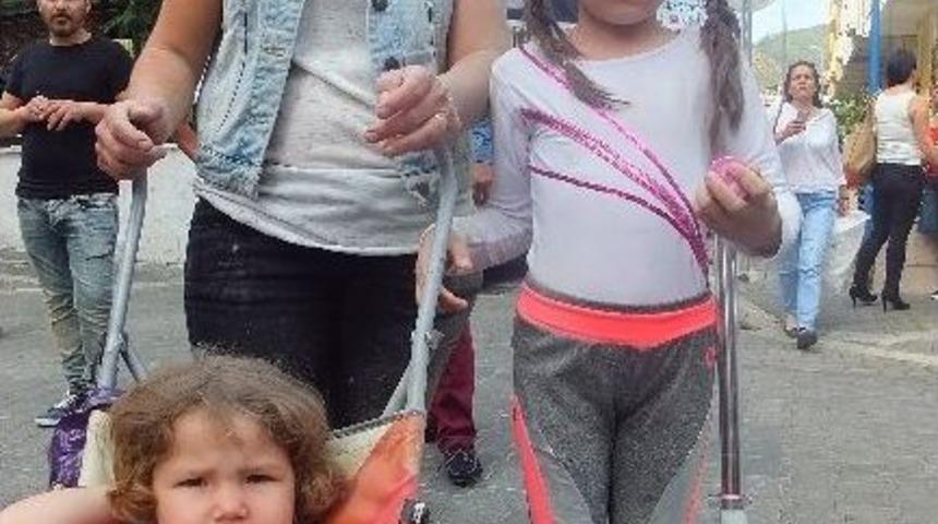 İnşaattan Başlarına &Ccedil;imento Yağdı