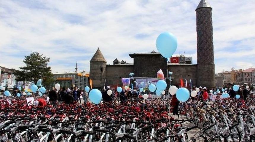 Erzurum&rsquo;da &Ouml;ğrencilere 947 Adet Bisiklet Dağıtıldı
