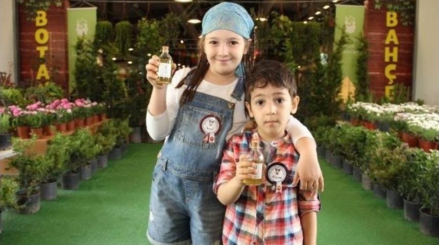 Festivalde Bitkilerden İla&ccedil; Yapıyorlar