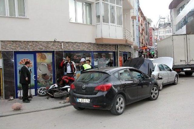 Yokuş Aşağı İnen Otomobil İki Otomobil Ve Motosiklete Çarptı