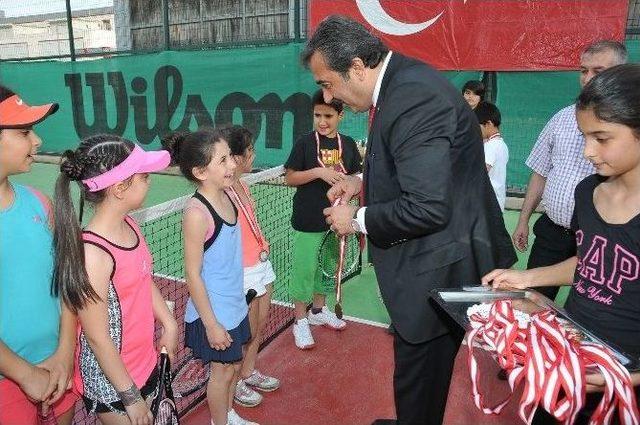 Başkan Çetin Çocuklarla Tenis Oynadı