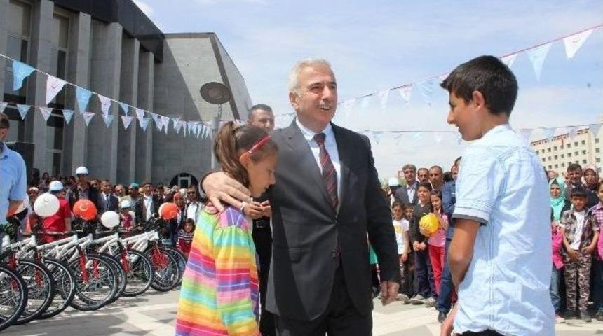 Malatya&rsquo;da &Ouml;ğrencilere 500 Adet Bisiklet Dağıtıldı