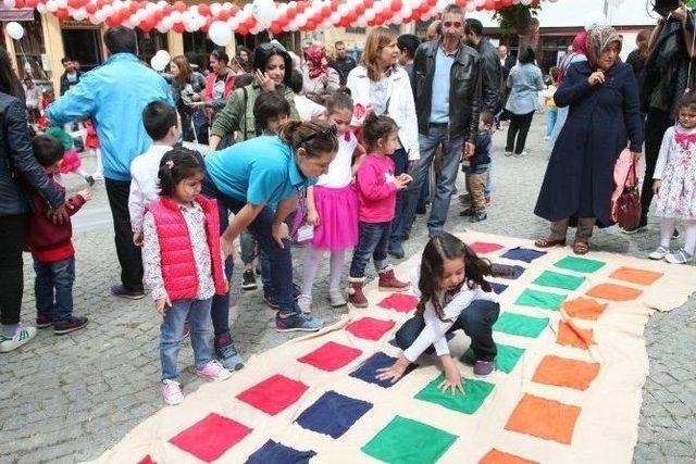 Eskişehir’de Çocuklar Meydanları Şenlendirdi