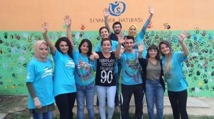 &Uuml;niversite &Ouml;ğrencilerinden Mahalle Okuluna Yardım