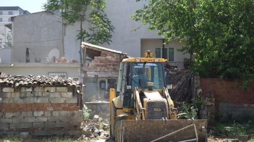 Yunusemre&rsquo;de Metruk Evler Yıkıldı