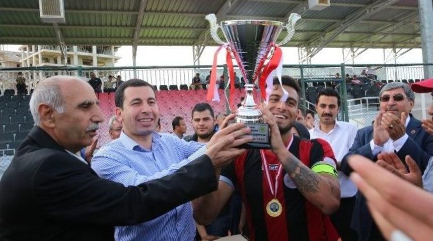 U-19 Ligi Şampiyonu Karak&ouml;pr&uuml; Belediyespor&rsquo;a Kupasını Baydilli Verdi