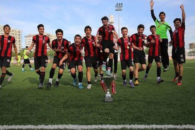 U-19 Ligi Şampiyonu Karaköprü Belediyespor’a Kupasını Baydilli Verdi