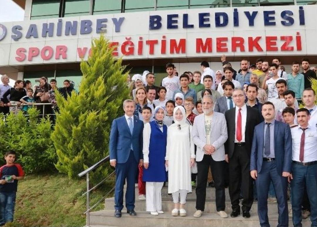 Yusuf İslam Ve Sefure Davutoğlu Gaziantep&rsquo;te Suriyelileri Ziyaret Etti