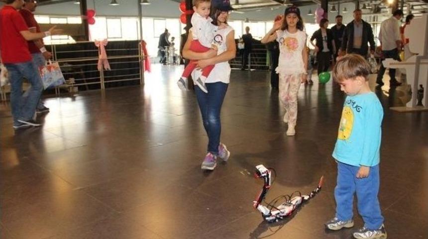 &Ccedil;ocuklar 23 Nisan&rsquo;da Robotlarla Tanıştı