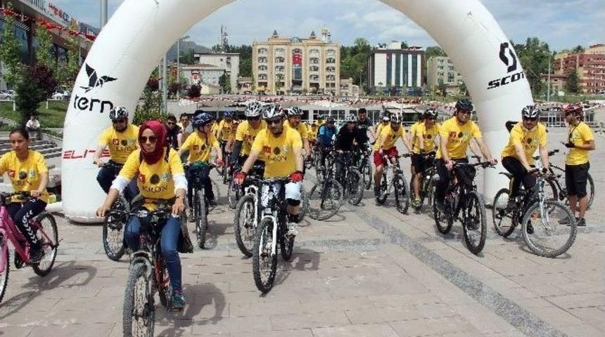 Trafikte Bisiklete Dikkat &Ccedil;ekmek İ&ccedil;in Pedal &Ccedil;evirdiler