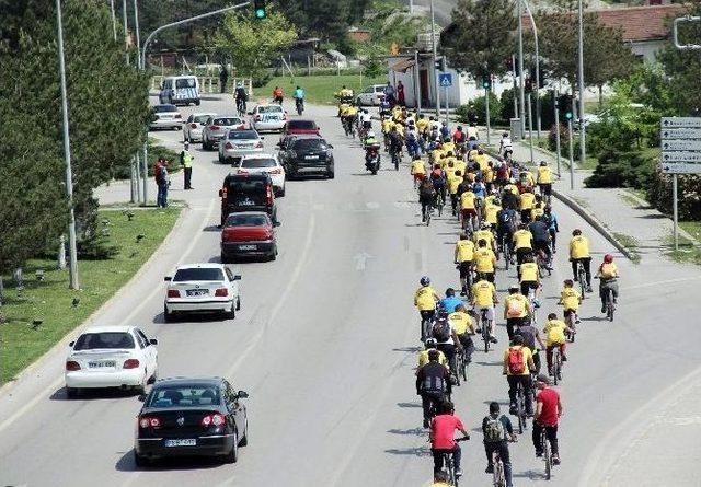 Trafikte Bisiklete Dikkat Çekmek İçin Pedal Çevirdiler