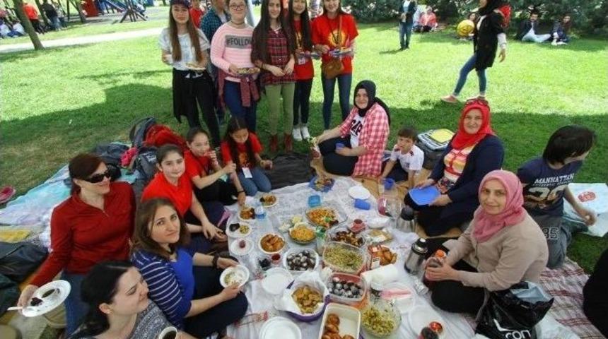 Yabancı Öğrenciler Horon Tepti, Dünyaya Barış Mesajı Verdi