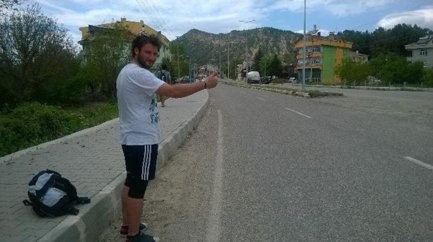 &Uuml;niversiteli 2 &Ouml;ğrenci Otostopla Karadeniz Turuna &Ccedil;ıktı