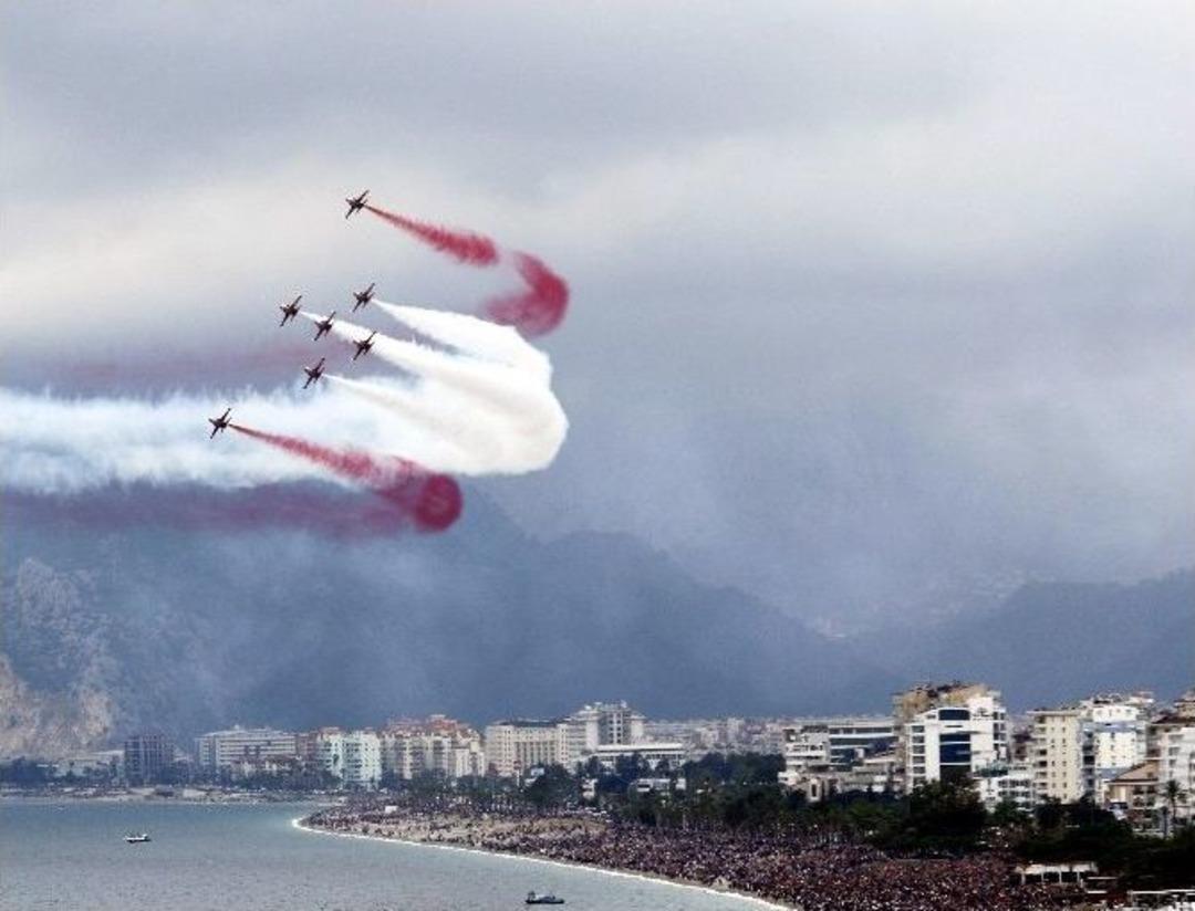 T&uuml;rk Yıldızları&rsquo;nı On Binlerce Kişi Soluksuz İzledi