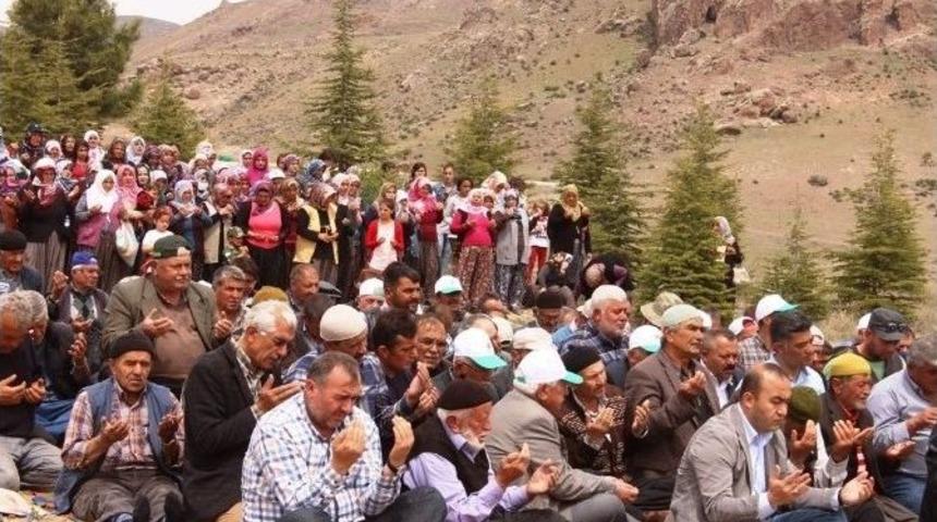 Ulukışla&rsquo;nın Hasangazi Ve İlhan K&ouml;yleri Yağmur Duasına &Ccedil;ıktı