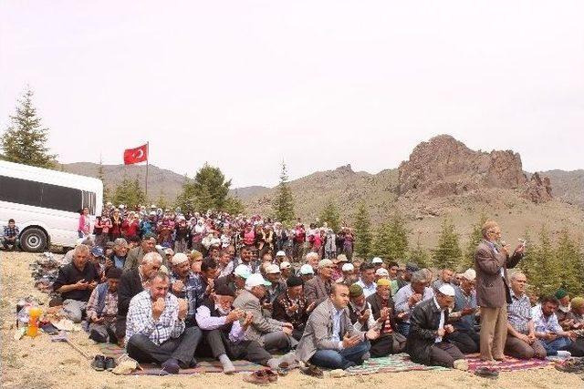 Ulukışla’nın Hasangazi Ve İlhan Köyleri Yağmur Duasına Çıktı