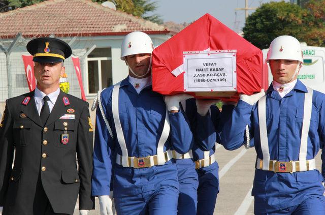 Makamında kalp krizinden yaşamını yitiren komutan törenle uğurlandı