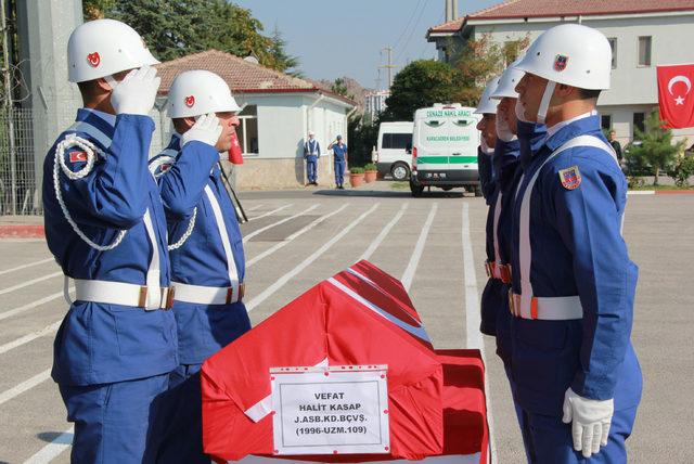 Makamında kalp krizinden yaşamını yitiren komutan törenle uğurlandı