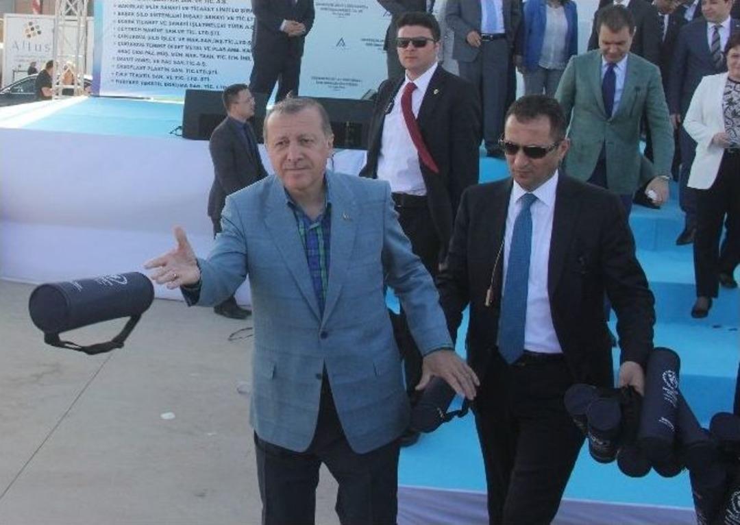 Cumhurbaşkanı Erdoğan Satran&ccedil; Takımı Dağıttı